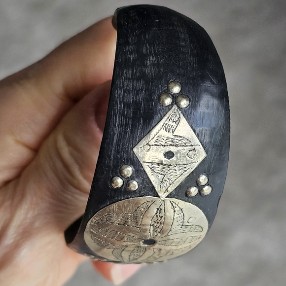 Hand carved bone bracelet with hand hammered etched silver on-lays Artis… - Picture 4 of 17